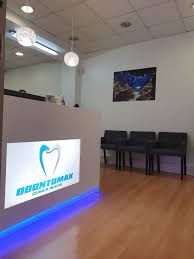 Sala de espera cómoda y bien equipada en Dental Carismas2