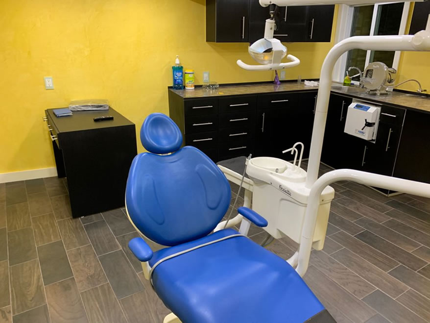 Consultorio Dental Carismas2 equipado con tecnología moderna y silla dental de última generación